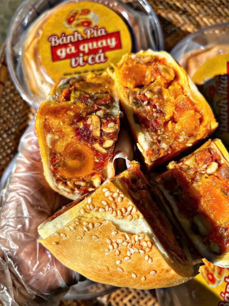banh pia ga quay vi ca (3).webp