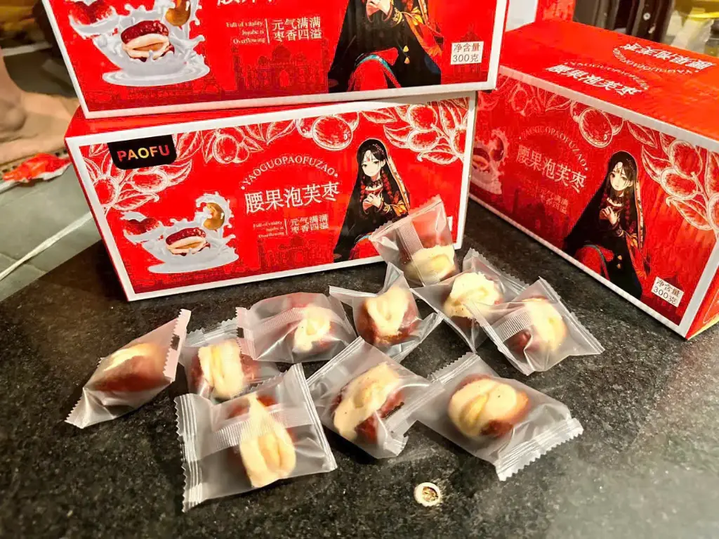 Táo Đỏ Kẹp Sữa Hạt Điều 300G /Jujube With Camel Milk & Cashew